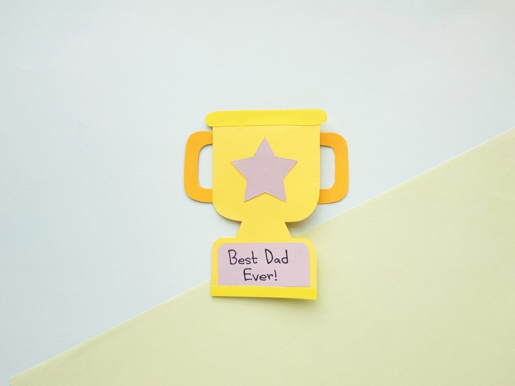 make-this-easy-fathers-day-trophy-card-crafts-kids-love